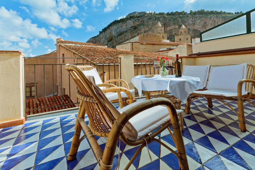 hotels with balcony in Cefalu