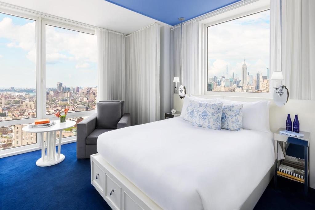 hotels with balcony in New York Statue Of Liberty National Monument