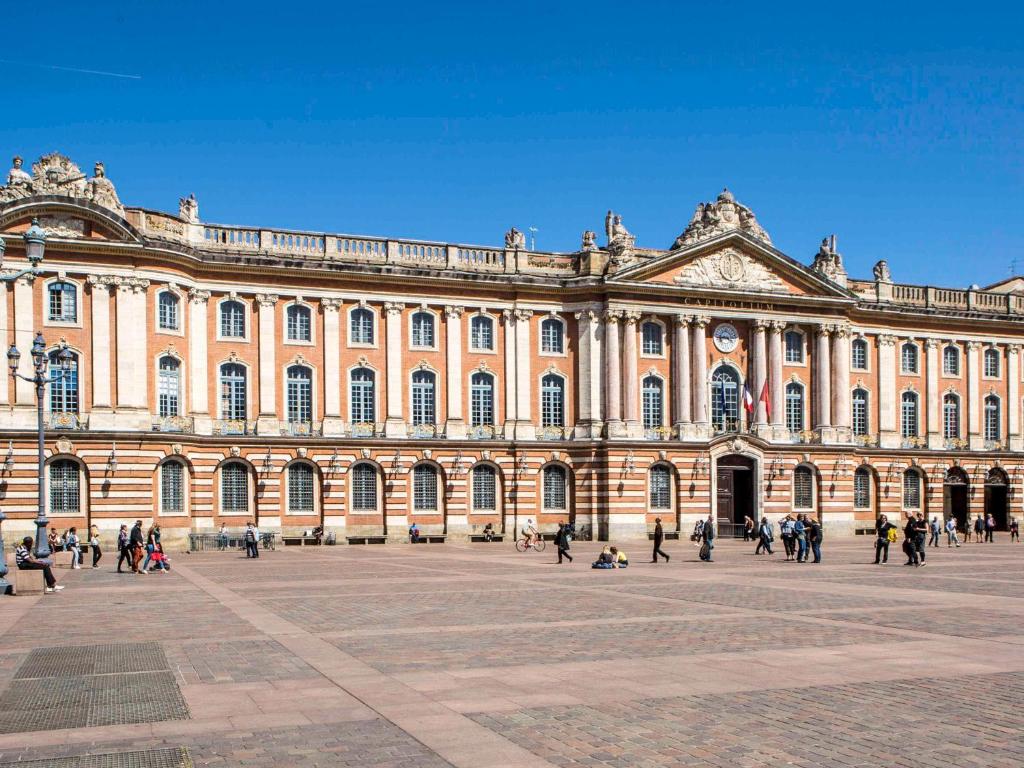 hotels with balcony in Toulouse