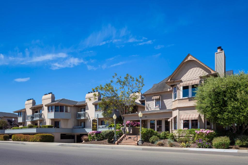 hotels with balcony in Monterey