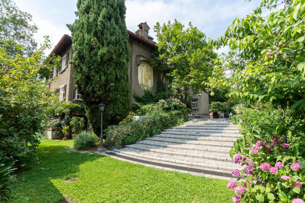 hotels with balcony in Como