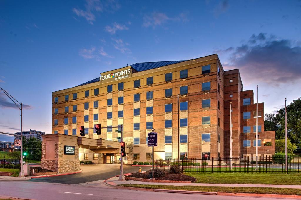 hotels with balcony in Omaha