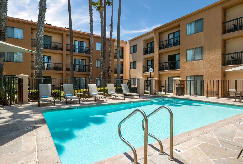 hotels with balcony in Huntington Beach