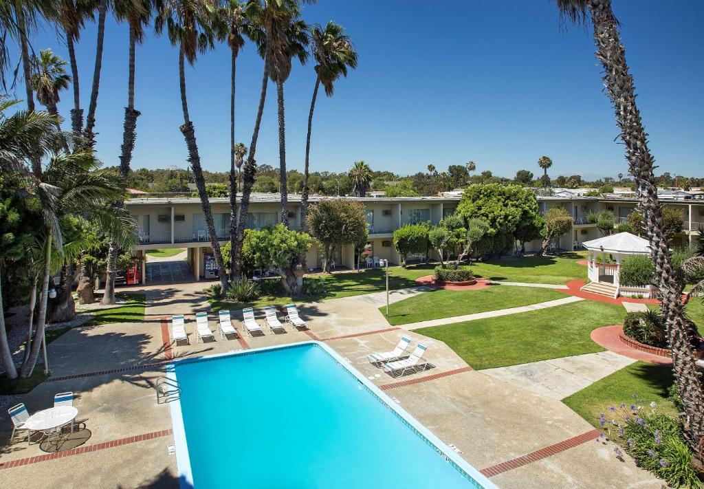 hotels with balcony in Long Beach