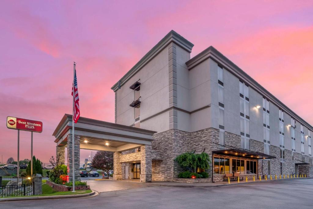 hotels with balcony in Greenville United States 4