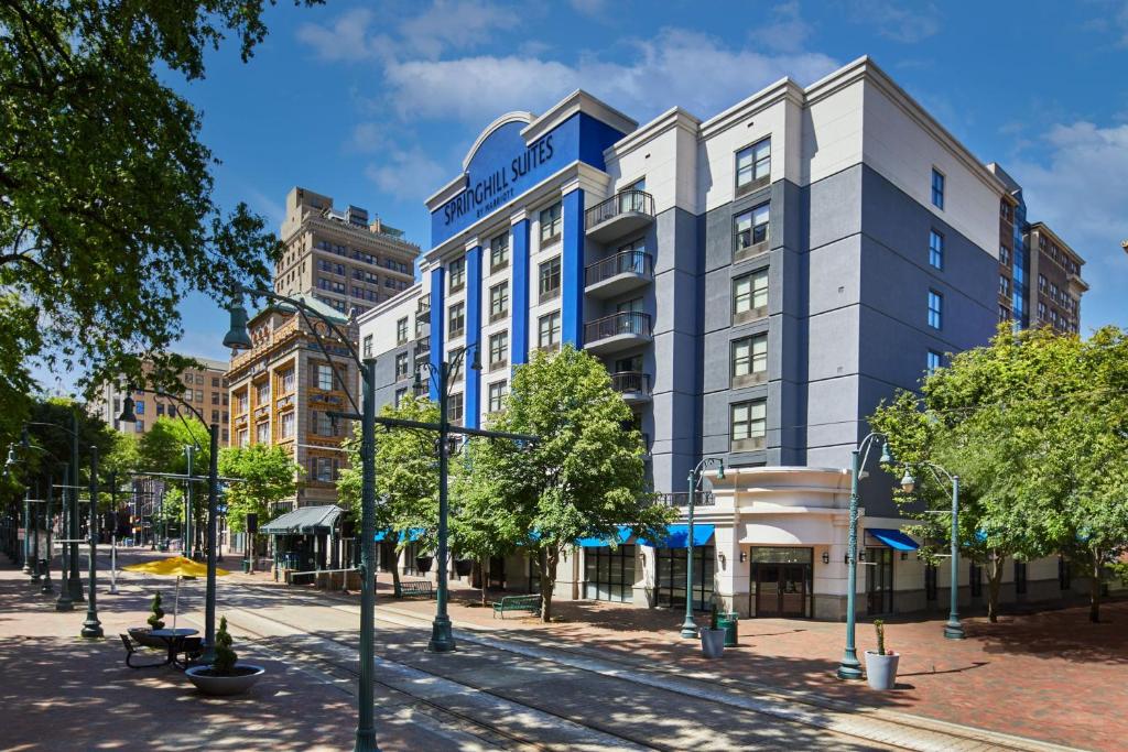 hotels with balcony in Memphis