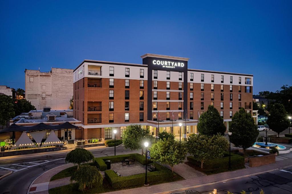 hotels with balcony in Ohio