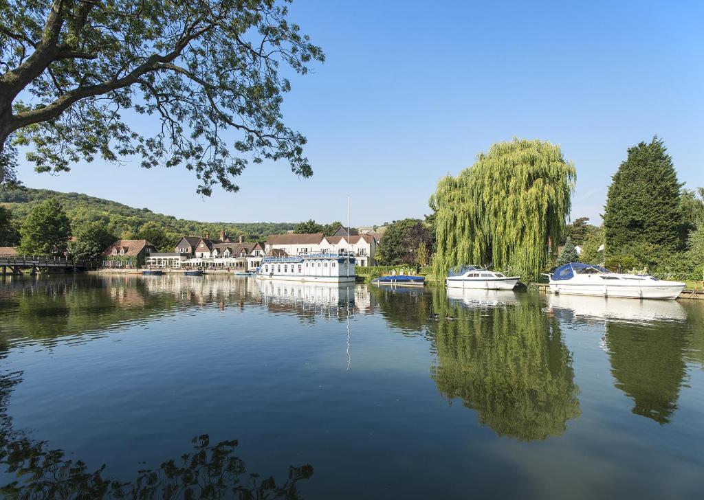 hotels with balcony in Streatley