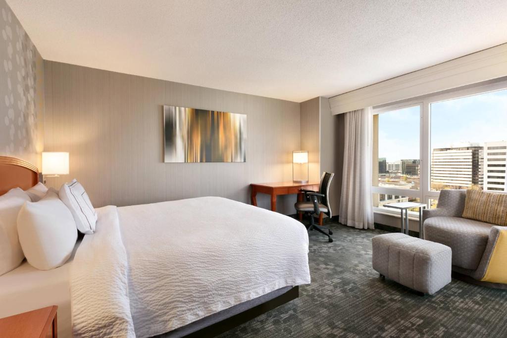 hotels with balcony in Tysons Corner