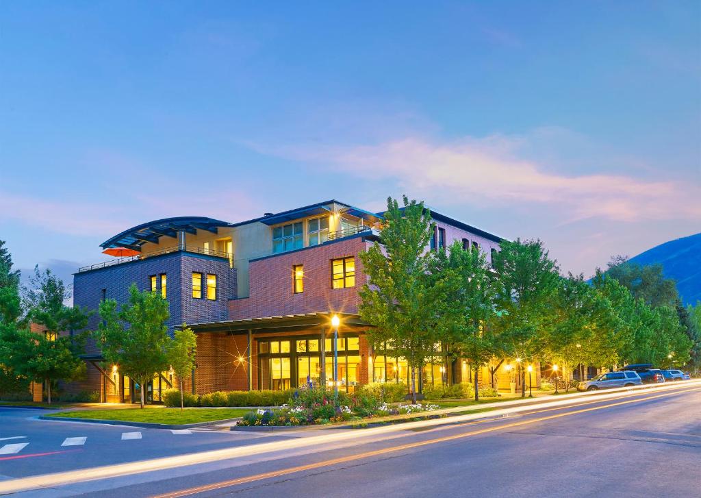 hotels with balcony in Aspen