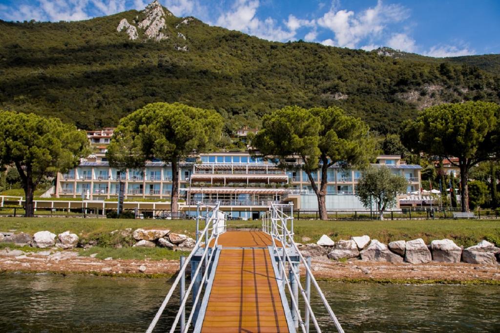 hotels with balcony in Lake Iseo