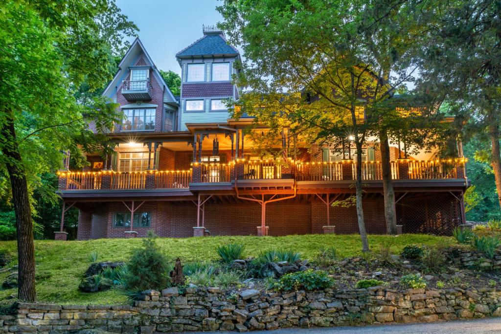 hotels with balcony in Eureka Springs Eureka Springs Historical Museum