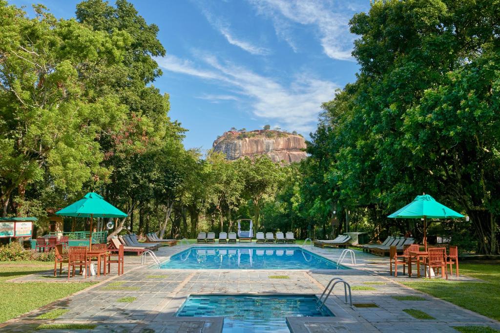 hotels with balcony in Sigiriya