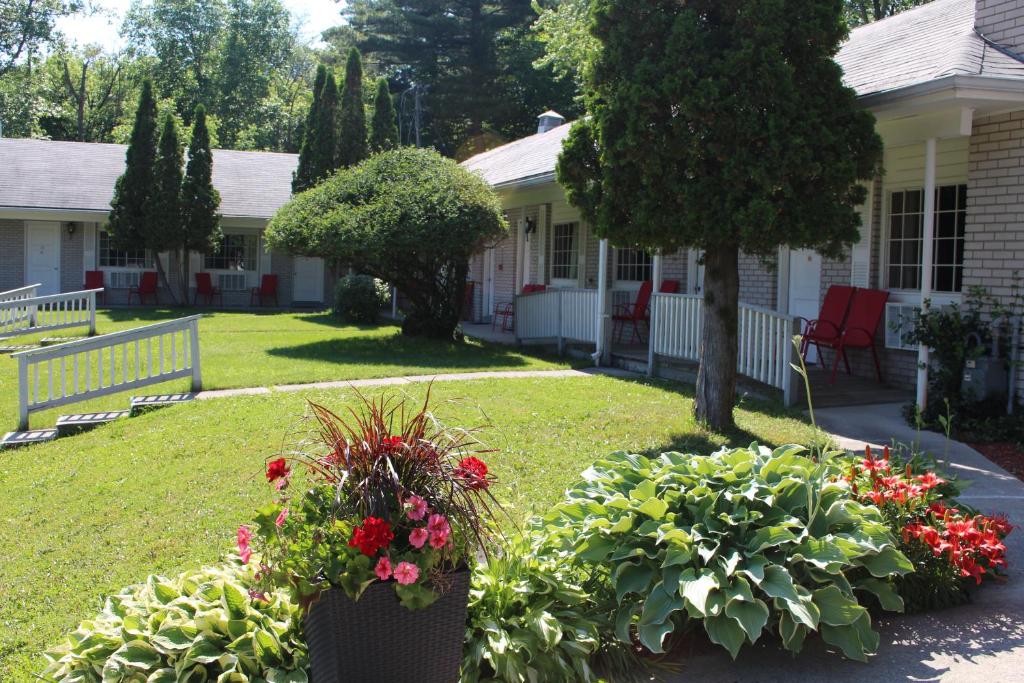 hotels with balcony in Gananoque