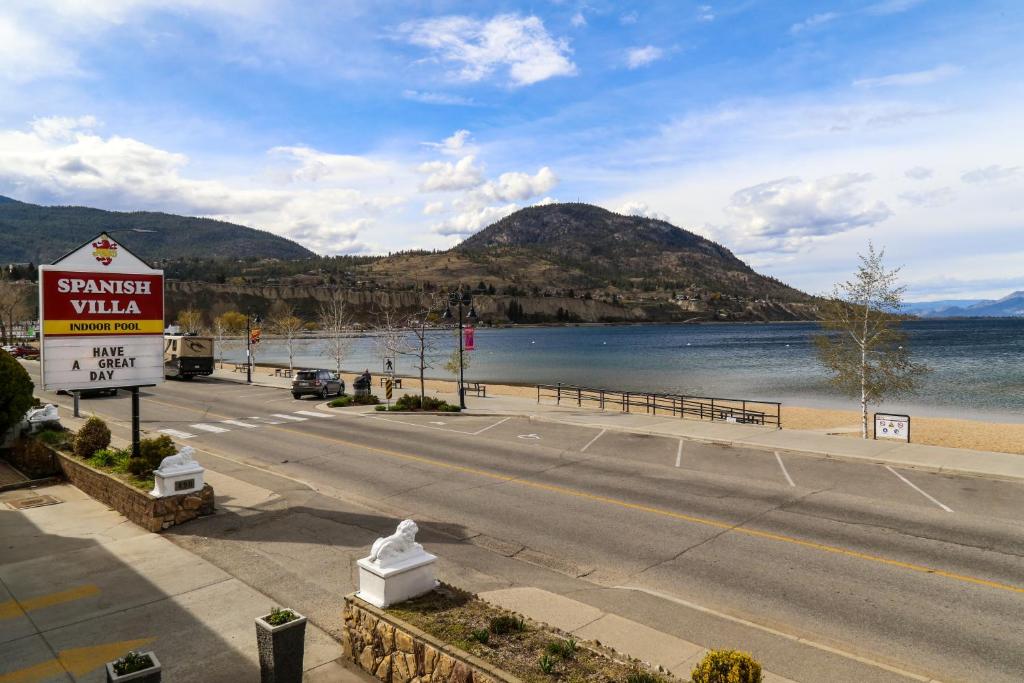 hotels with balcony in Penticton