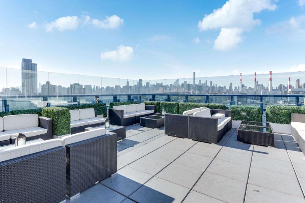 hotels with balcony in Queens