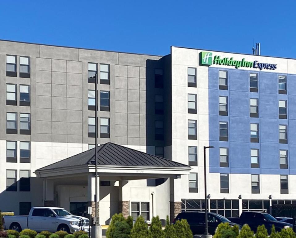 hotels with balcony in Omaha