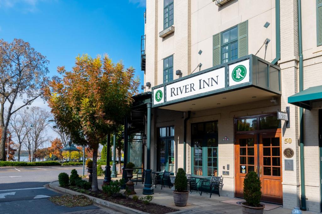 hotels with balcony in Memphis