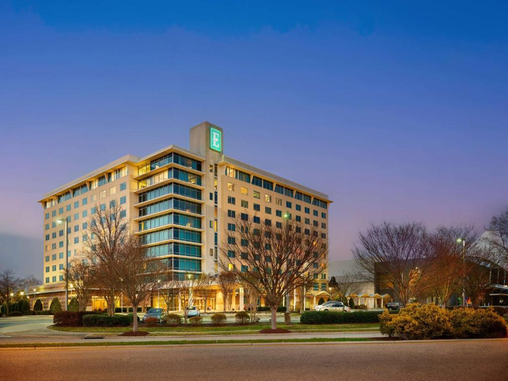 hotels with balcony in Newport News