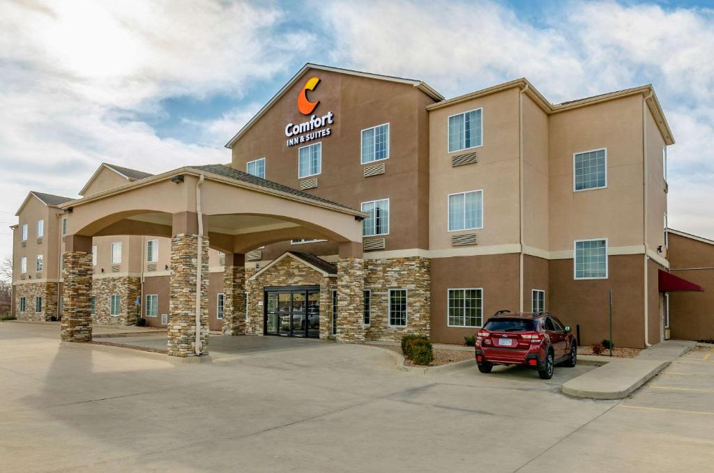 hotels with balcony in Wichita