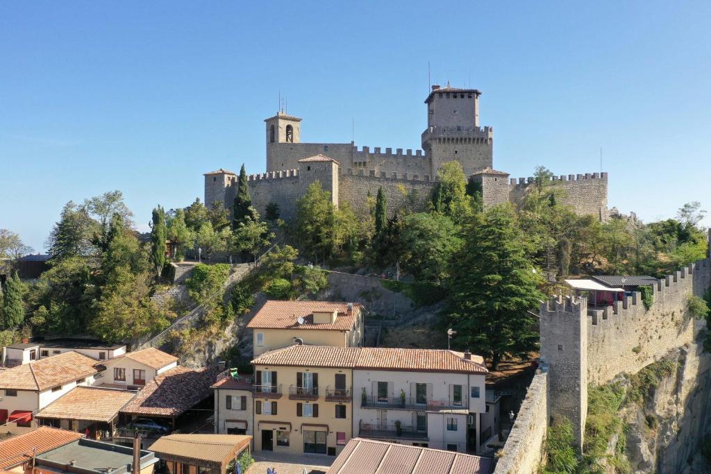 hotels with balcony in San Marino