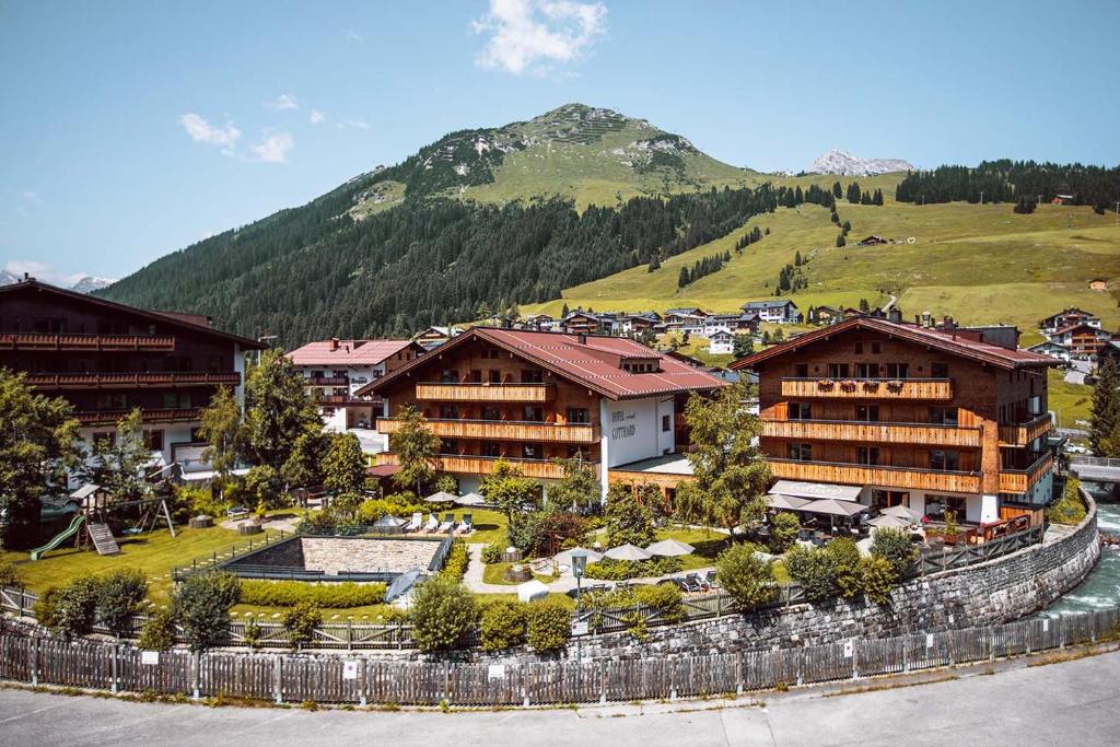 hotels with balcony in Lech