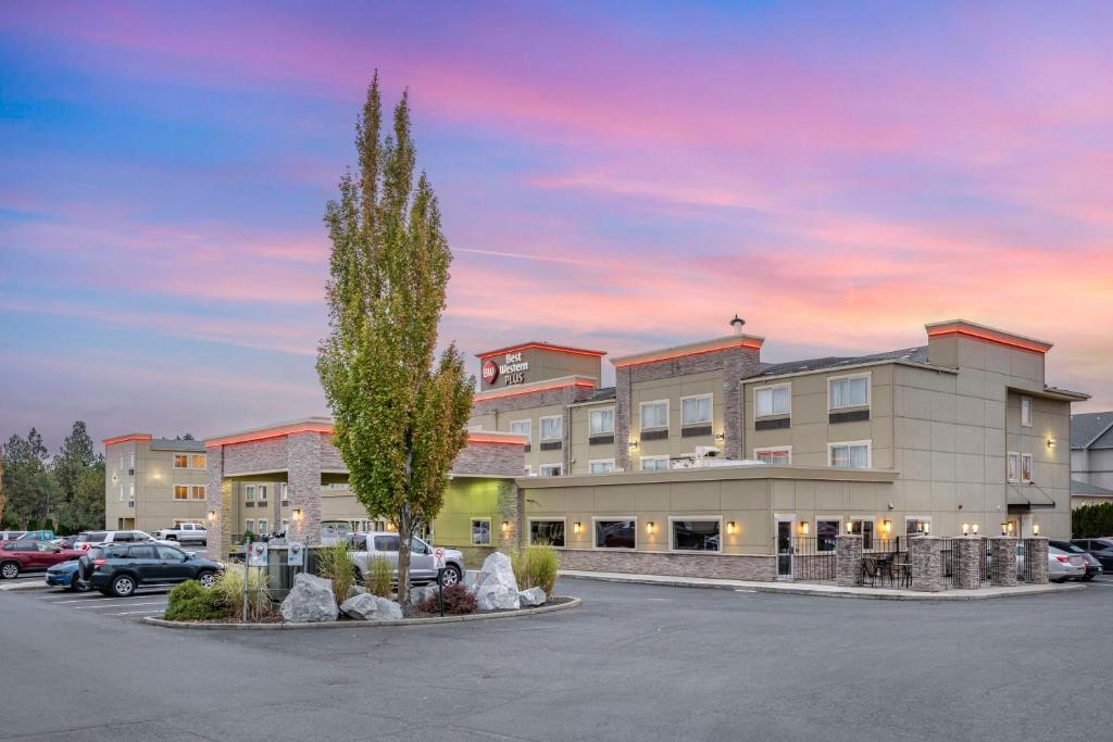 hotels with balcony in Spokane