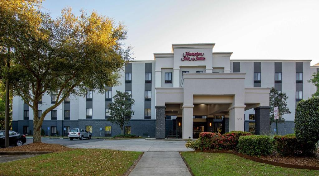 hotels with balcony in Lafayette