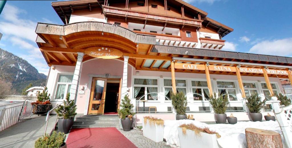 hotels with balcony in Dobbiaco