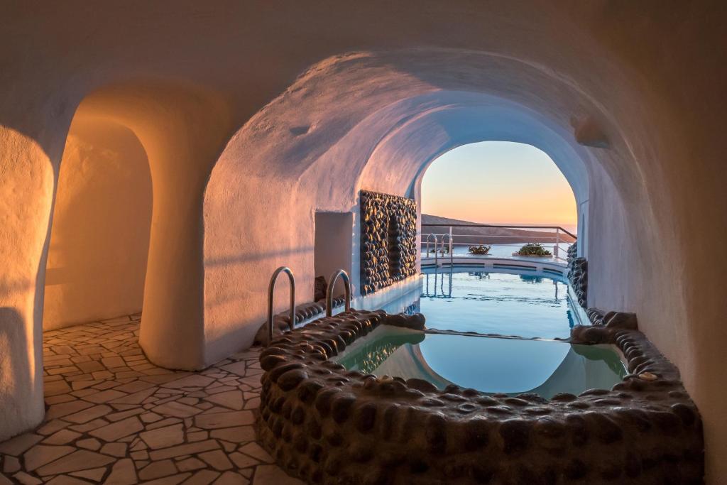 hotels with balcony in Oia