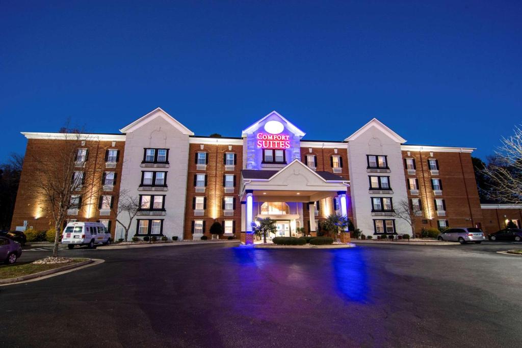 hotels with balcony in Newport News