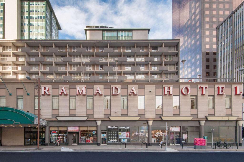 hotels with balcony in Calgary Princes Island Park