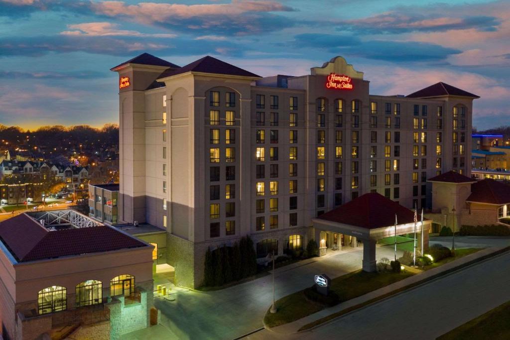 hotels with balcony in Kansas City