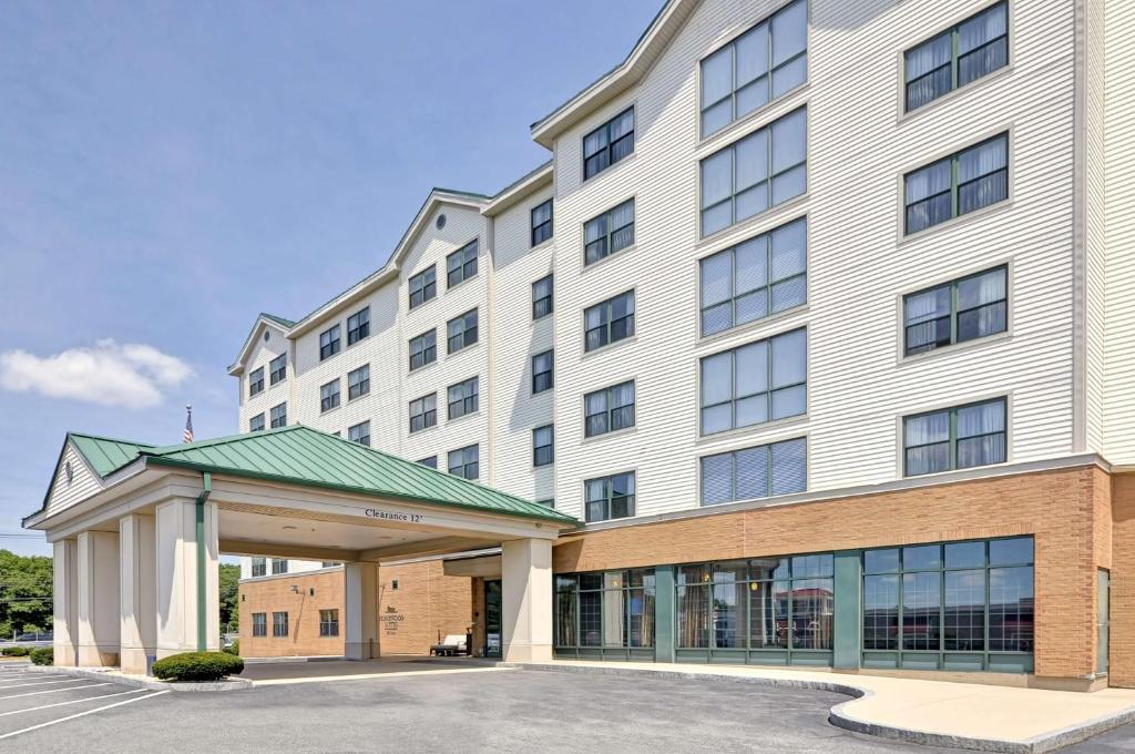 hotels with balcony in Andover