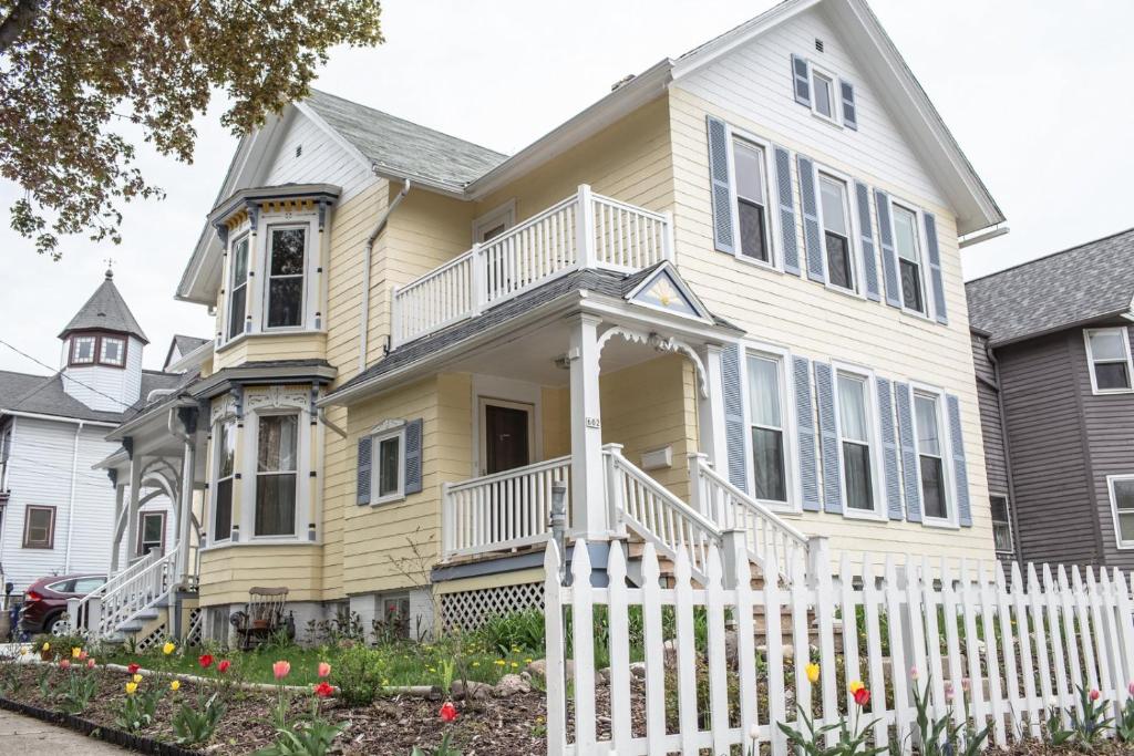 hotels with balcony in Milwaukee