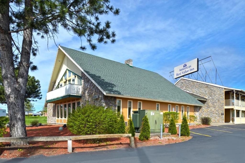 hotels with balcony in Lake Champlain