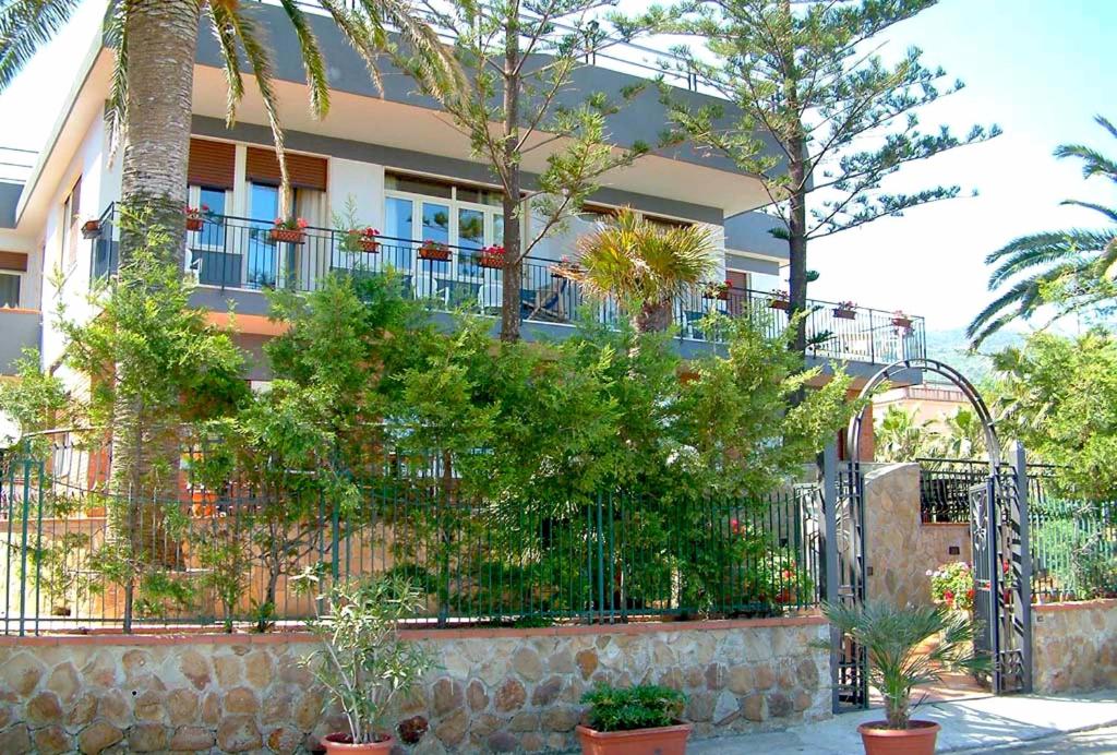 hotels with balcony in Cefalu