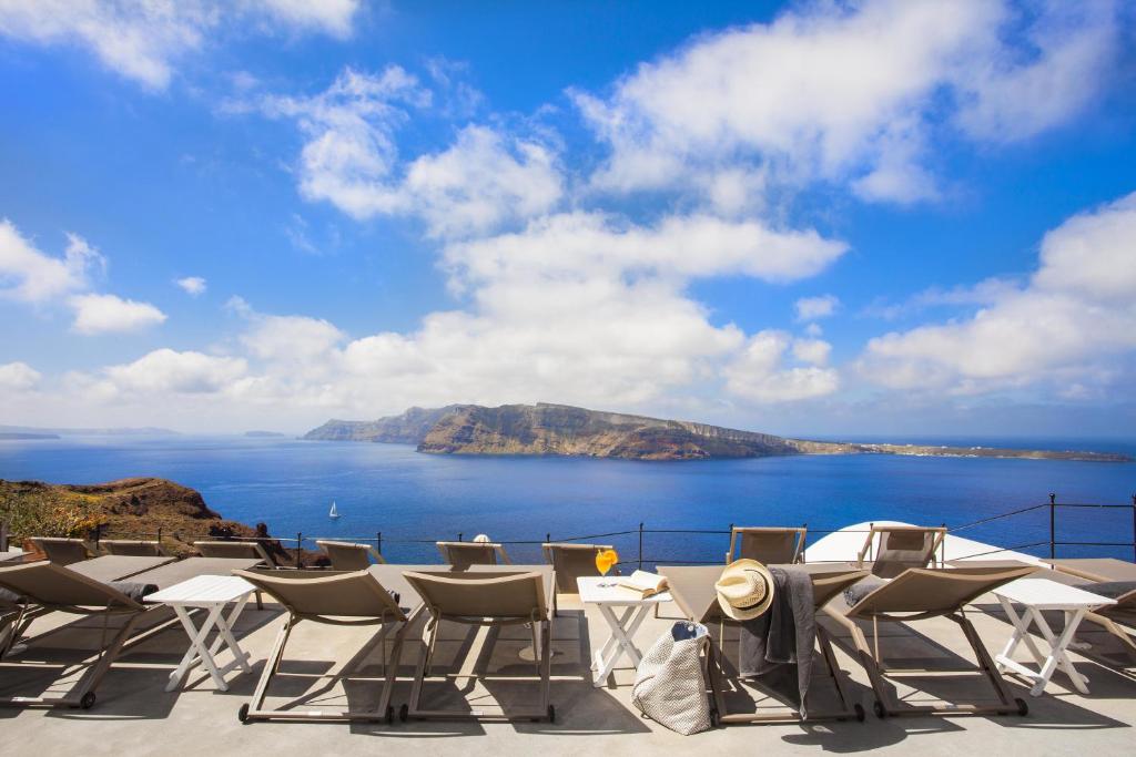 hotels with balcony in Oia