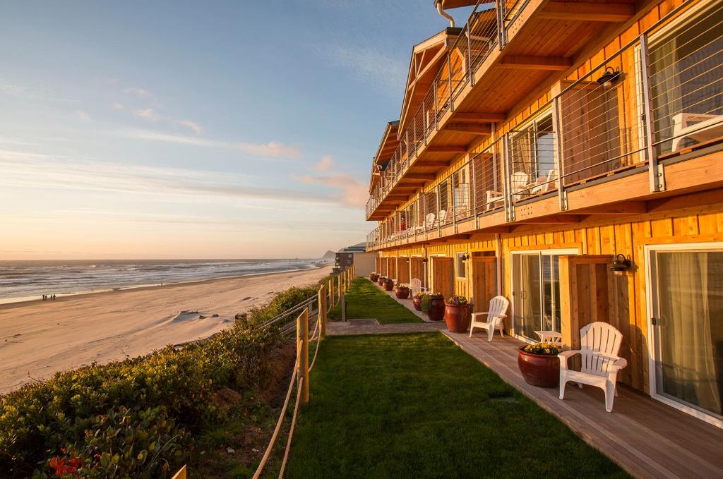 hotels with balcony in Lincoln City