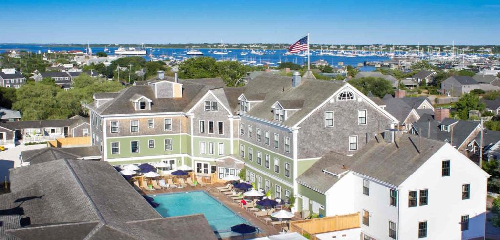 hotels with balcony in Cape Cod