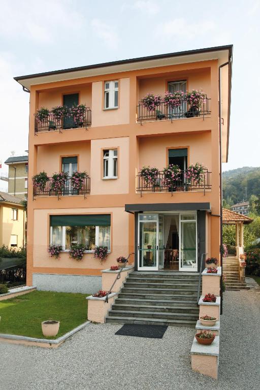 hotels with balcony in Stresa