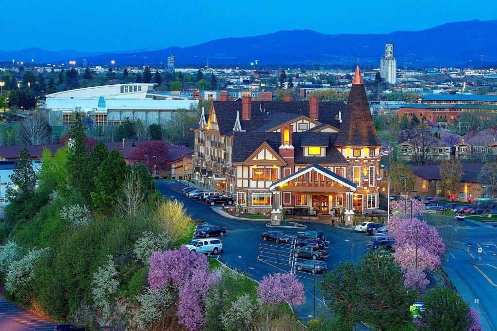 hotels with balcony in Spokane