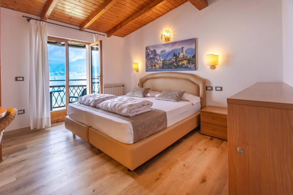 hotels with balcony in Brenzone