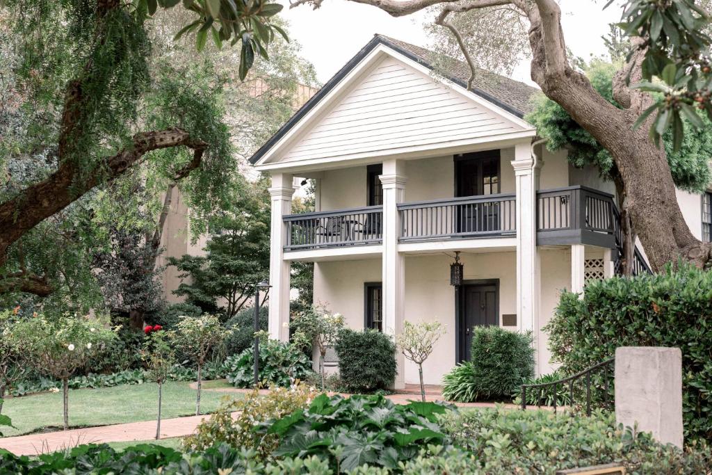 hotels with balcony in Monterey