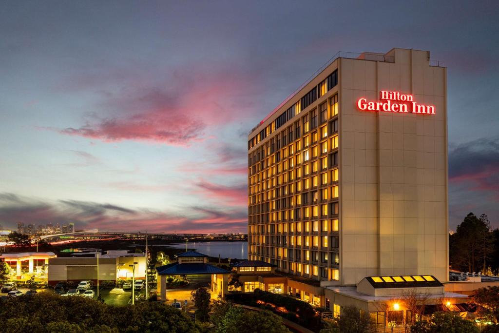 hotels with balcony in Oakland