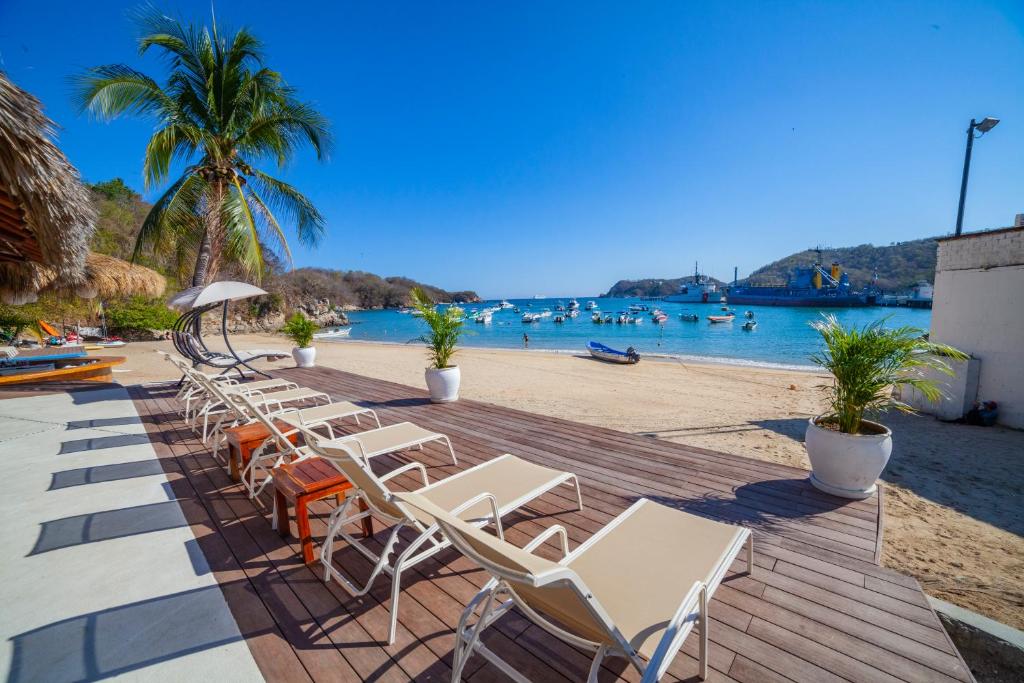 hotels with balcony in Santa Cruz Huatulco