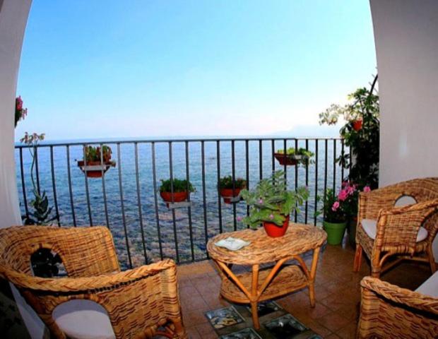 hotels with balcony in Scilla