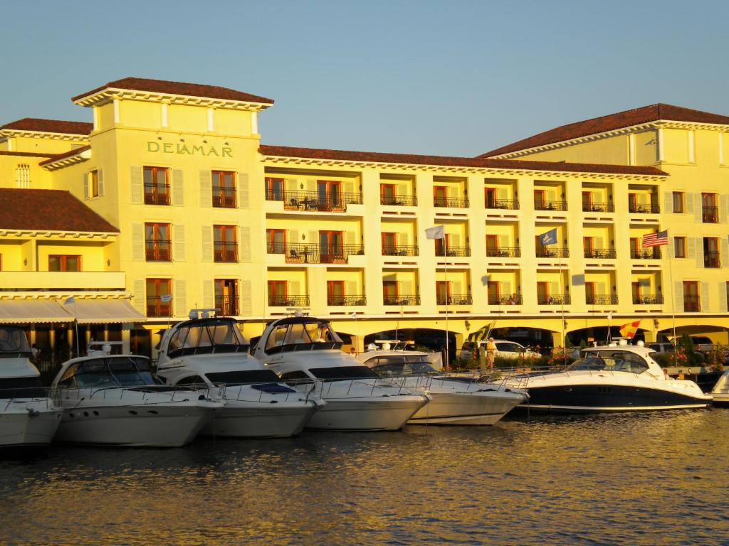 hotels with balcony in Connecticut