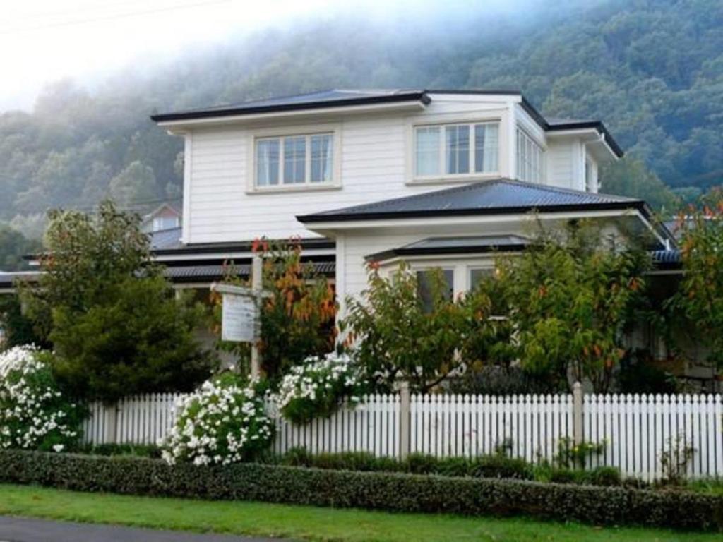 hotels with balcony in Picton New Zealand