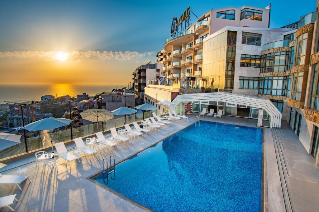 hotels with balcony in Jbeil